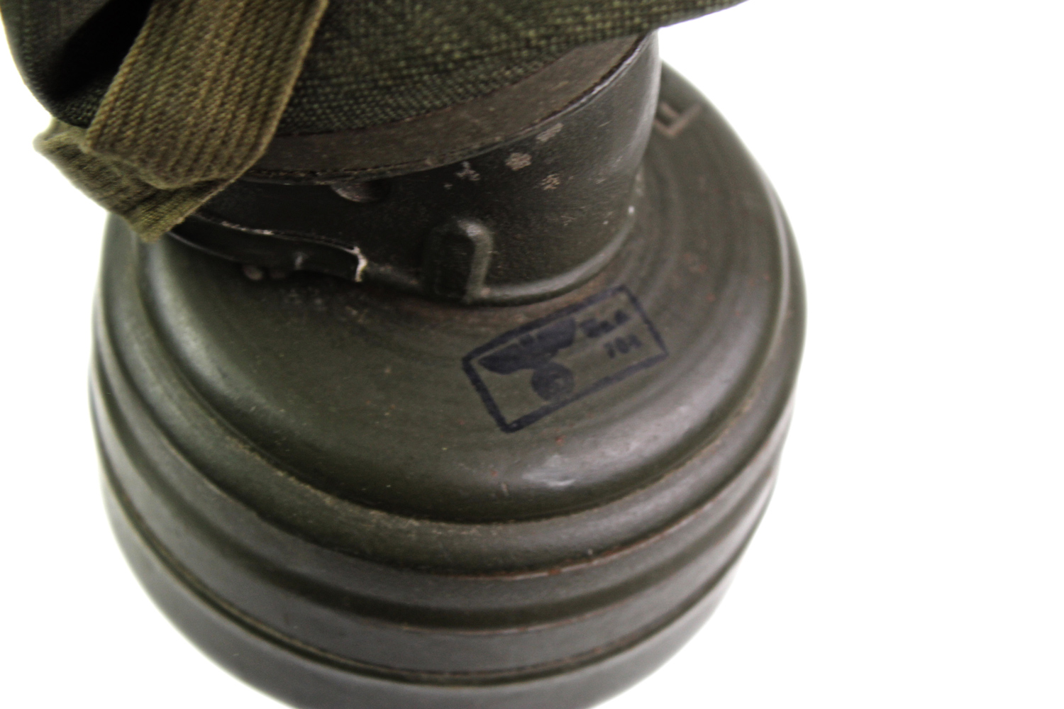 Niemiecka maska z puszką