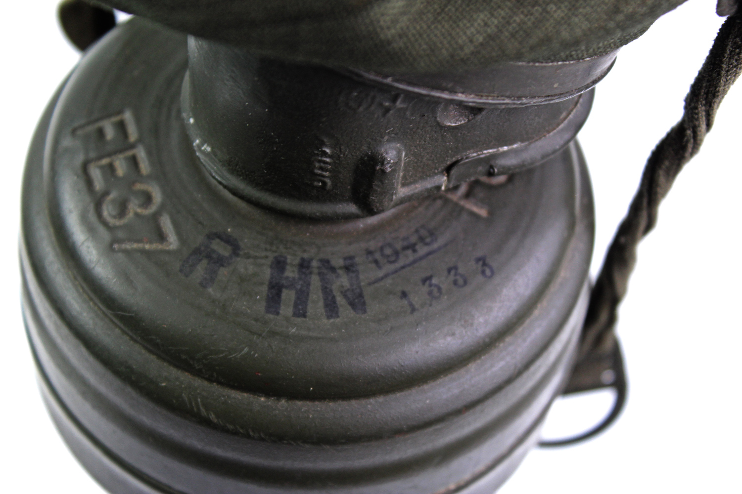 Niemiecka maska z puszką