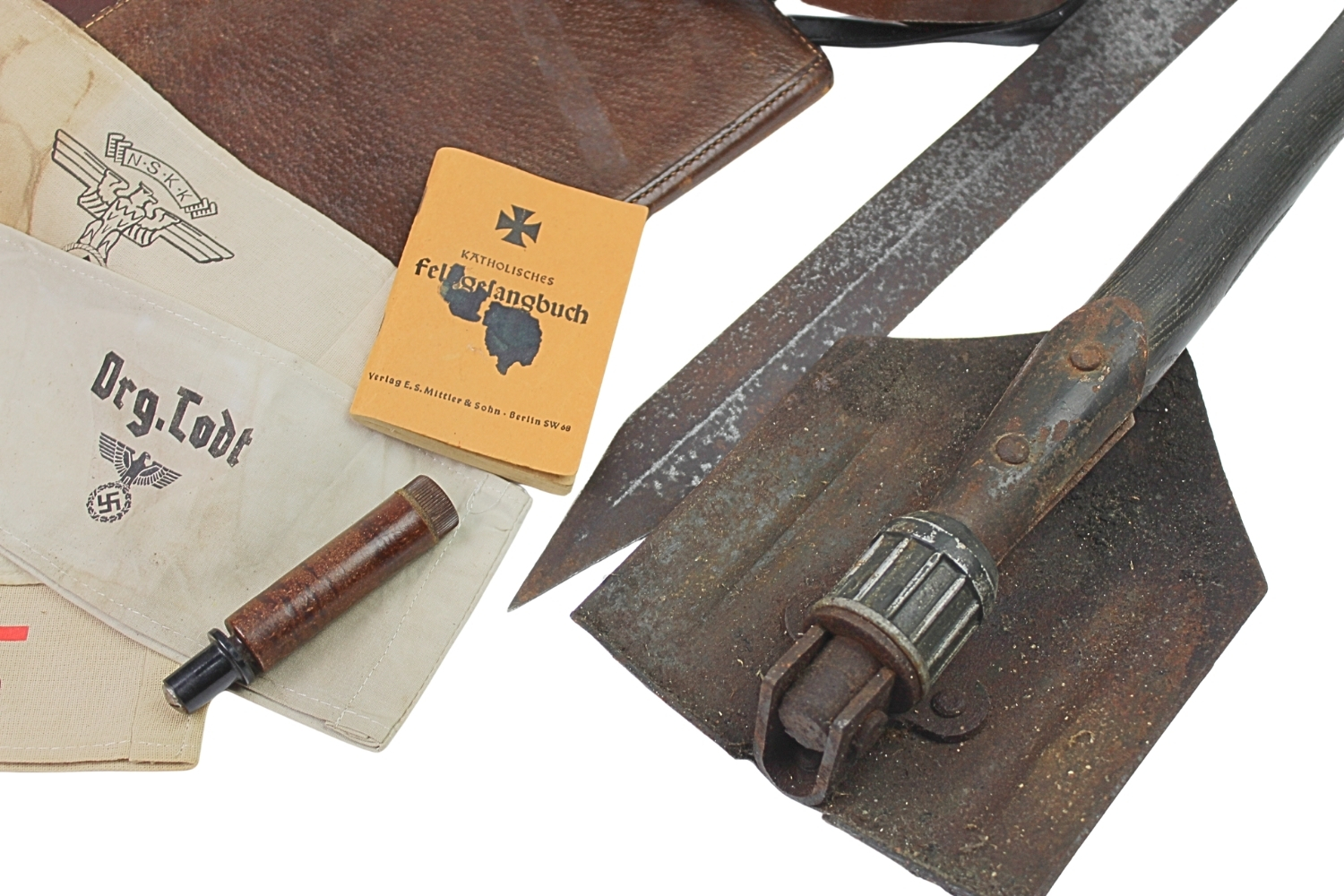 Zestaw militariów z różnych okresów 