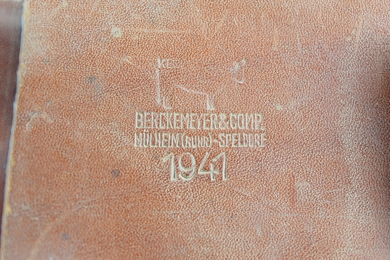 Bandażownica Berckemeyer&Comp. Mulheim 1941 z zawartością
