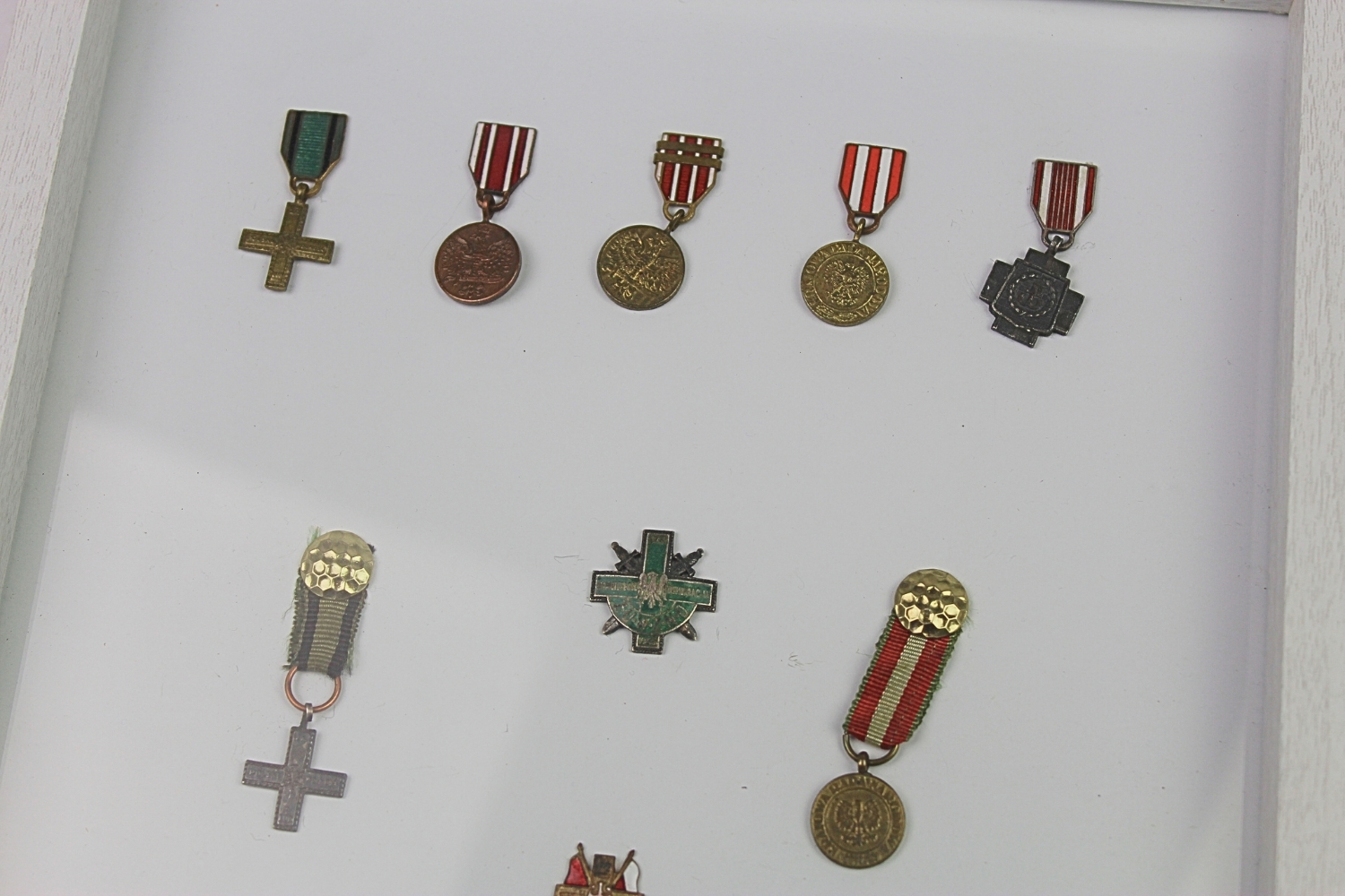 PRL RAMKA Z 15 MINIATURKAMI ODZNACZEŃ AK i PRL