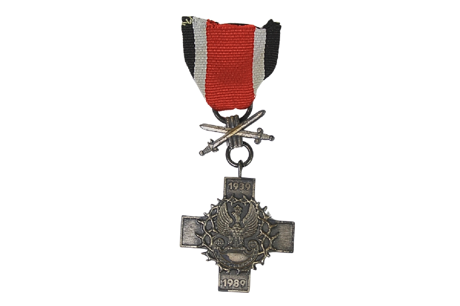 III RP Krzyż walki o niepodległość z mieczami