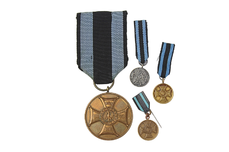 MEDAL „ZASŁUŻONYM NA POLU CHWAŁY 1944” z miniaturkami