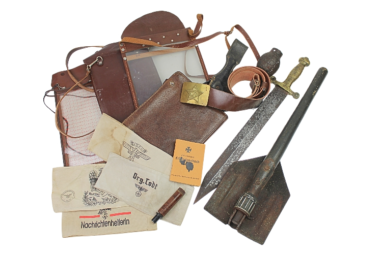 Zestaw militariów z różnych okresów 