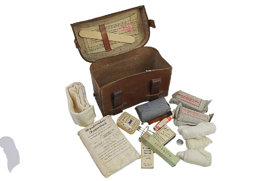 Bandażownica Berckemeyer&Comp. Mulheim 1941 z zawartością