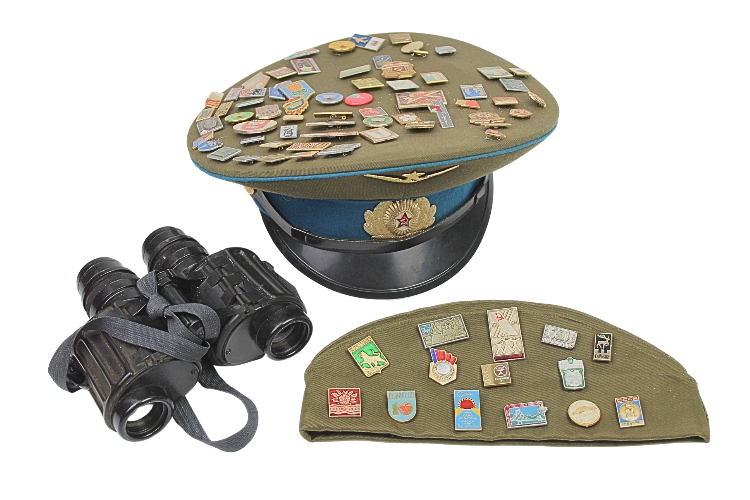 ZSRR ZESTAW: CZAPKA, FURAŻERKA z odznaczeniami i LORNETKA