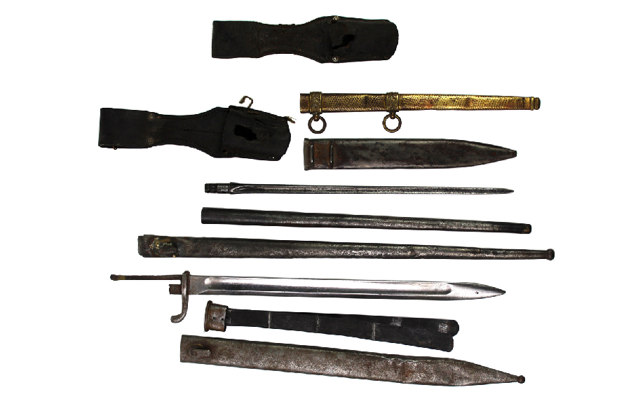 Zestaw zagranicznych elementów broni białej