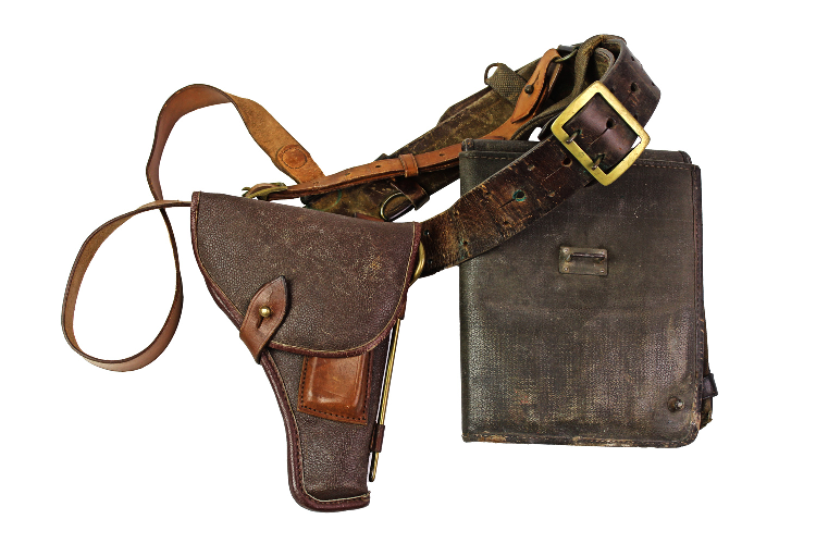 Pas z kaburą i raportówką